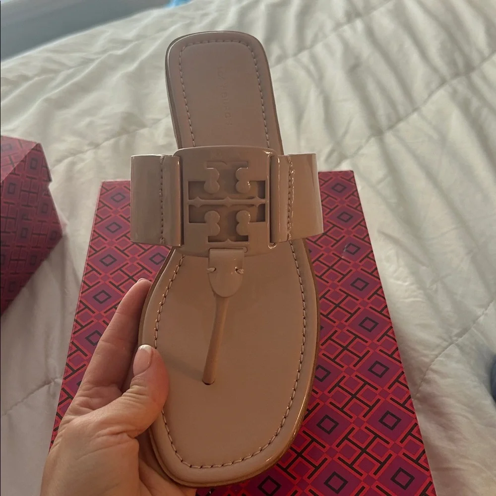 NWB Tory Burch Georgia Sandel in Color GOAN (Nude).Patent Leather. Thong Sandals